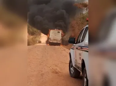 Imagem ilustrativa da imagem Ônibus escolar pega fogo; estudantes são resgatados a tempo