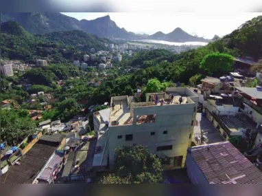 Imagem ilustrativa da imagem Mansão do tráfico, avaliada em R$ 2,5 milhões, é derrubada na Rocinha