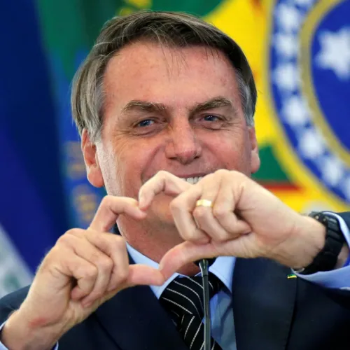 Imagem ilustrativa da imagem CGU apura fraude em cartão de vacina de Bolsonaro