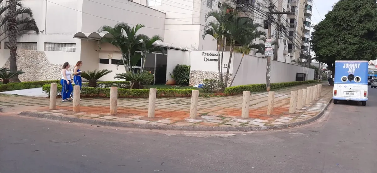 Condomínio instalou no final de agosto, obstáculos de madeira em calçada após acidentes, um deles com vítima fatal – Foto: José Marcelo