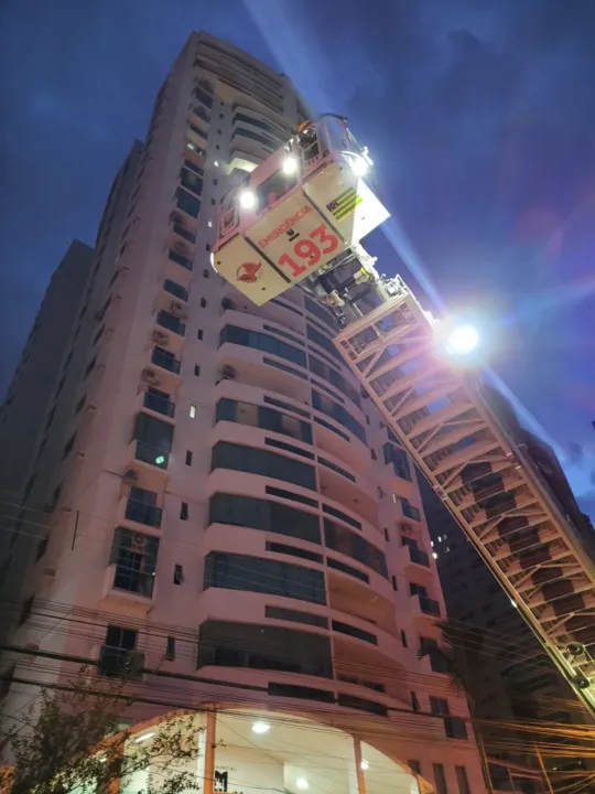 Foto: Divulgação/CBMGO: Auto escada de viatura dos Bombeiros é usada para resgate de moradores do prédio