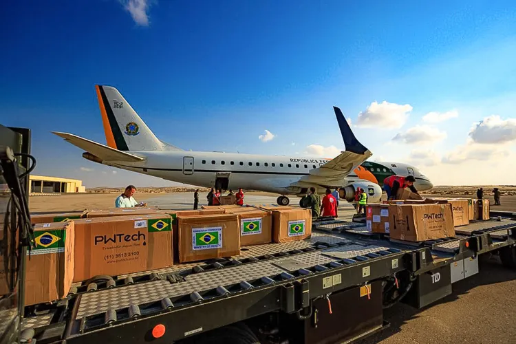 Kits de ajuda humanitária do Governo Federal são desembarcados em Al-Arish, no Egito, de onde seguirão para Gaza.