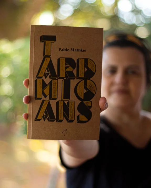 Editora: Larissa Mundim segura obra ‘Tamarindos’, do escritor Pablo Mathias, que saiu pela negalilu - Foto: Lu Barcelos/ Divulgação