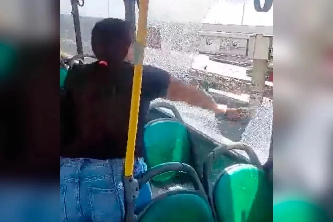 Imagem ilustrativa da imagem Desespero: Mãe quebra janela de ônibus após criança passar mal em meio a calor extremo