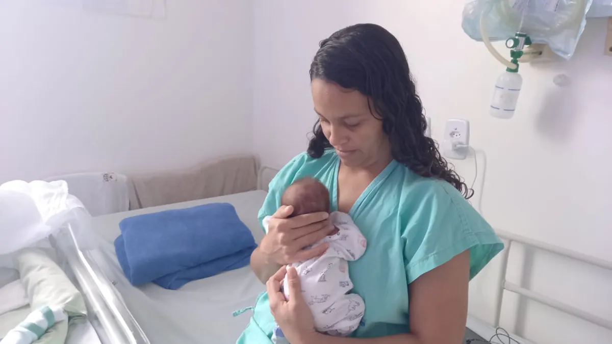 Inteligência artificial Caren diminui mortalidade neonatal e ajuda mães como Regilainy de Oliveira e o pequeno João Marcos, que nasceu de 28 semanas