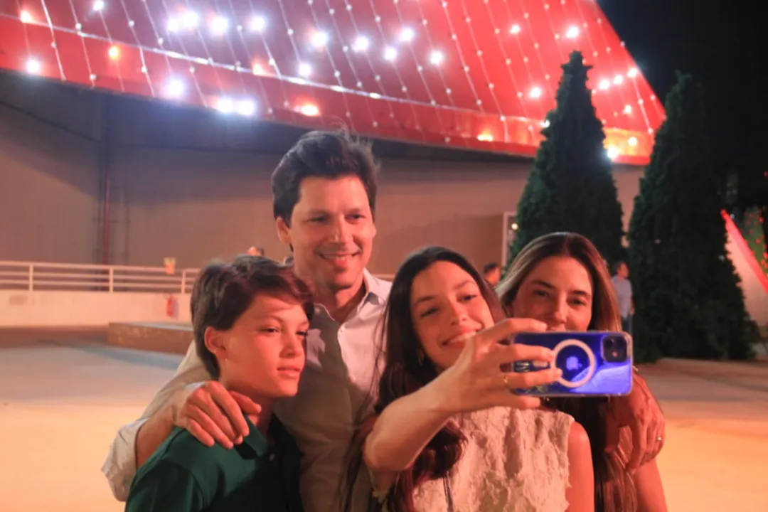 Vice-governador Daniel Vilela, sua esposa, Iara, e seus filhos, Frederico e Maria Laura, participam da inauguração do “Natal do Bem”