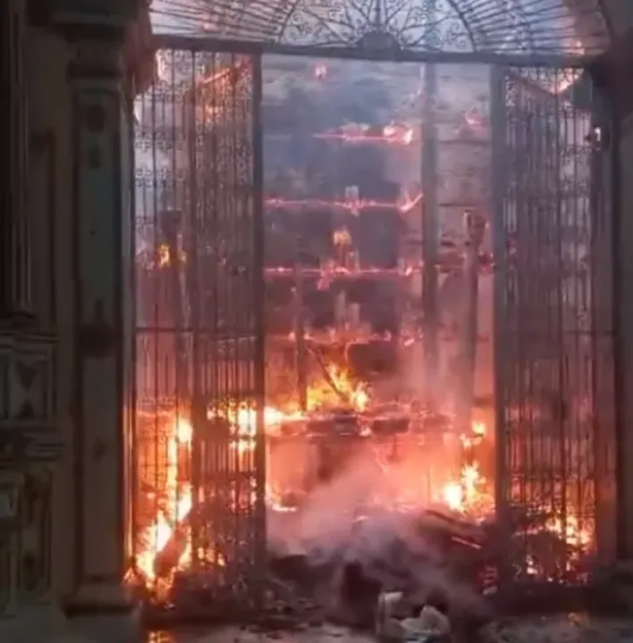 Incêndio atinge parte da Igreja Matriz do Sagrado Coração de Jesus, em Valença, no baixo sul da Bahia — Foto: Reprodução/Redes Sociais