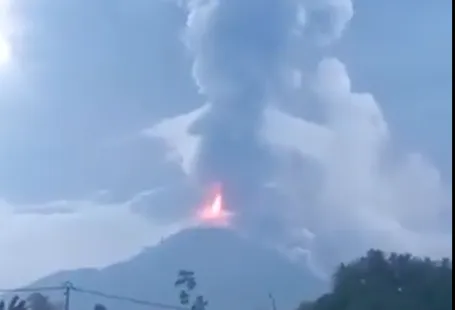 Reprodução/Redes Sociais - Vulcão Mount Ulawyn entrou em erupção