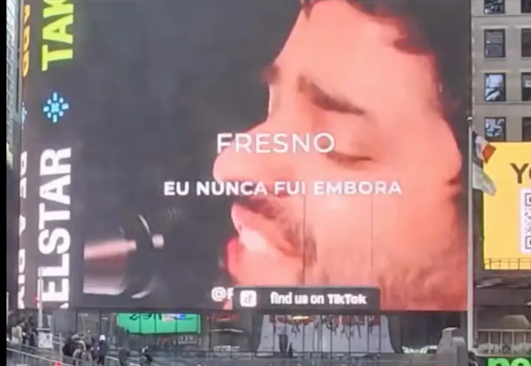 Vídeo divulgando o single 'Eu Nunca Fui Embora' da banda Fresno na Times Square foi promovido por fãs nesta sexta-feira (Foto: Screenshot/Vídeo)