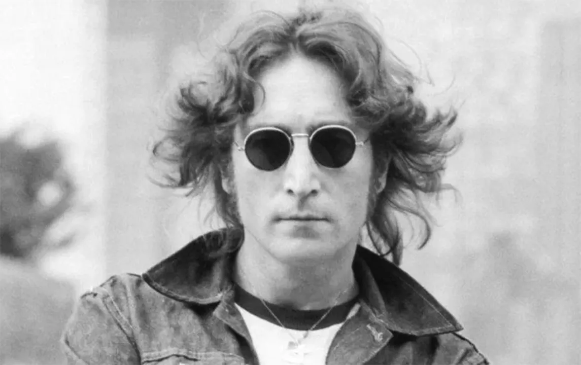 John Lennon olha para câmera do fotógrafo Bob Gruen, em 1974, na cidade de Nova Iorque: músico morou na metrópole até 1980 - Foto: Divulgação