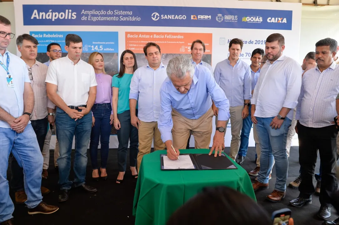 Governador Ronaldo Caiado vistoria obra de rede de esgotamento sanitário em Anápolis: serviço praticamente universalizado
