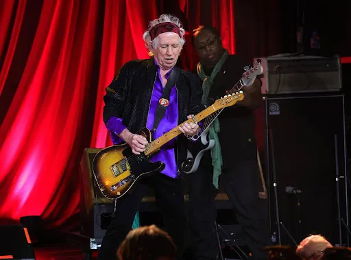 Keith Richards e Darryl Jones se apresentam em show surpresa dos Rolling Stones, em Nova Iorque, no mês de outubro - Foto: Kevin Mazur/ Instagram