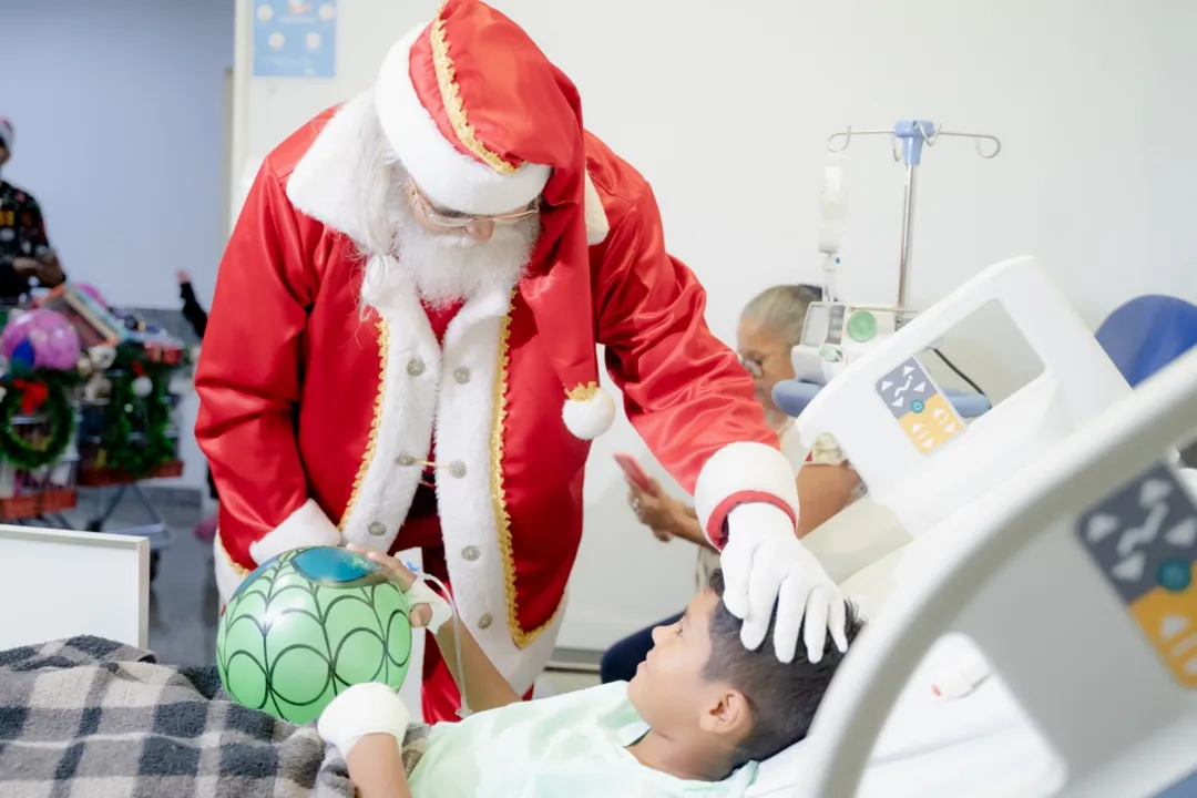 Pacientes recebem presentes de Natal: programação conta com teatro e ceia