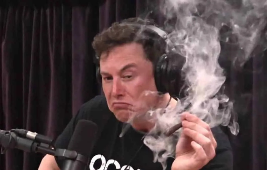 Magnata acendeu cigarro de maconha num podcast comandado por Joe Rogan, em setembro de 2018