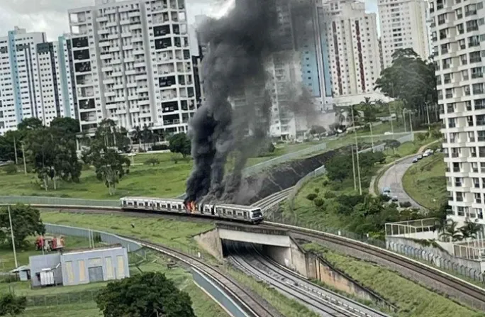 Incêndio em vagão de metrô interrompe a circulaçao de trens