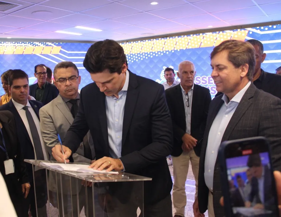 Vice-governador Daniel Vilela durante assinatura de contrato para garantir transmissão integral dos jogos do Goianão 2024: investimento soma R$ 3,5 milhões