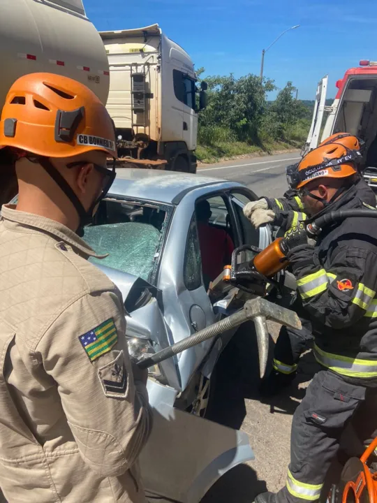 Imagem ilustrativa da imagem Colisão entre carro e caminhão deixa duas vítimas presas às ferragens