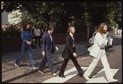 Beatles atravessam rua em Londres durante sessão de fotos para capa de ‘Abbey Road’, em agosto de 1969 – Foto: Ian MacMillan