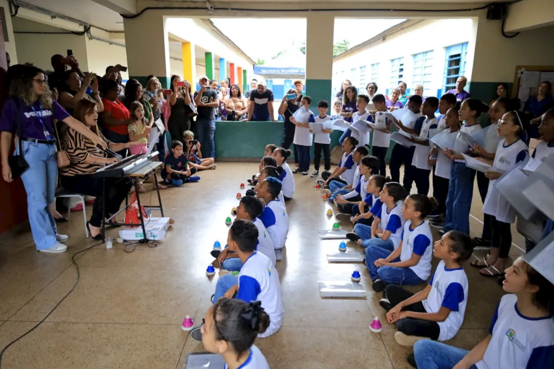 Kits foram entregues pelo prefeito Rogério, que destacou
os avanços da Educação em Goiânia nos últimos anos