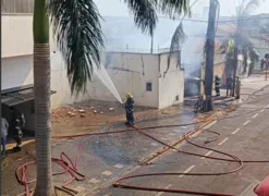 Imagem ilustrativa da imagem Galpão de estofados pega fogo; Bombeiros controlam incêndio e resgatam feridos