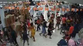 Imagem ilustrativa da imagem Vídeo: tumulto durante promoção de Black Friday em loja deixa 40 feridos