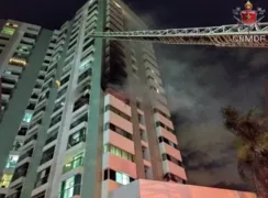 Imagem ilustrativa da imagem Homem morre carbonizado em apartamento em chamas