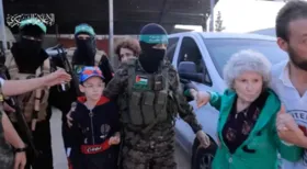 Imagem ilustrativa da imagem Hamas liberta primeiro grupo de reféns em acordo de trégua com Israel