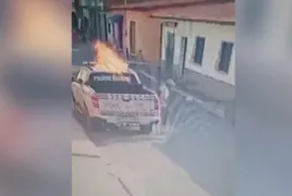 Imagem ilustrativa da imagem Homem é filmado ateando fogo em viatura da PM
