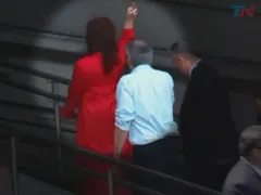 Imagem ilustrativa da imagem Cristina Kirchner faz gesto obsceno durante posse de Javier Milei na Argentina