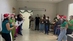 Imagem ilustrativa da imagem Cantata de Natal emociona pacientes do Hospital de Luziânia