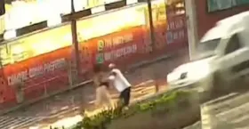 Imagem ilustrativa da imagem Homem tenta salvar amiga e é atropelado na faixa de pedestre