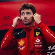 Imagem ilustrativa da imagem Ferrari confirma renovação de Leclerc, mas faz mistério sobre tempo de contrato
