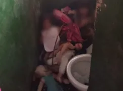 Imagem ilustrativa da imagem Mãe é presa após polícia resgatar crianças trancadas em banheiro sujo