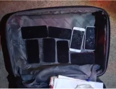 Imagem ilustrativa da imagem Homem é preso com 5 celulares roubados