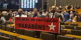 Imagem ilustrativa da imagem Bolsonaristas são retirados de sessão ao protestarem no aniversário do PT