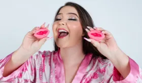 Imagem ilustrativa da imagem Influencer lança chocolate em formato “e sabor” da própria vagina: “A sensação da Páscoa"