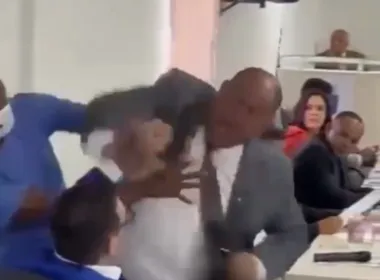 Imagem ilustrativa da imagem "Luta AO VIVO": Sessão em Câmara de vereadores da Bahia termina após vereadores saírem na porrada