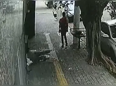 Imagem ilustrativa da imagem Vídeo: Idosa de 86 anos é empurrada na rua e suspeito sai sem prestar socorro