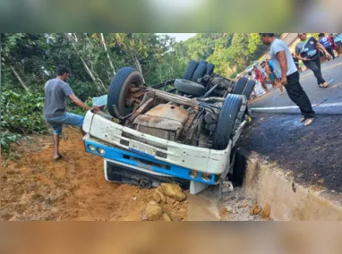 Imagem ilustrativa da imagem Caminhão tomba e deixa 13 pessoas feridas em acidente em rodovia