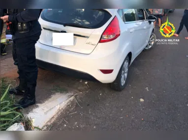 Imagem ilustrativa da imagem Homem suspeito de roubar carro é preso após troca de tiros