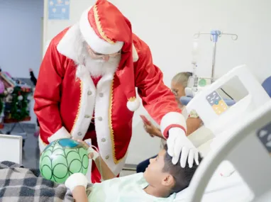 Imagem ilustrativa da imagem Bom velhinho entrega brinquedos para crianças hospitalizadas