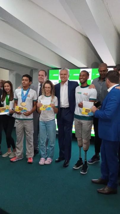 Governador Ronaldo Caiado e os altetas beneficiários das bolsas Pró-Atleta