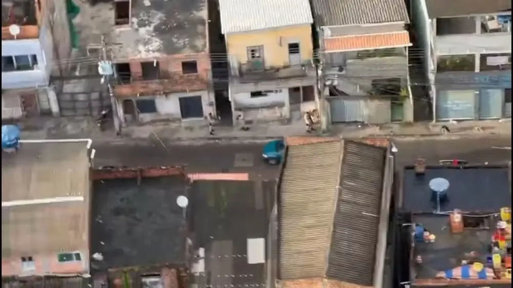 Seguranças no bairro de Mirantes de Periperi, no subúrbio de Salvador