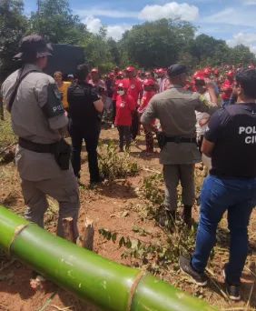 Sem uso de violência, Polícia Militar impede ocupação do MST em Vila Boa de Goiás, a 364 quilômetros de Goiânia. (Foto: SSP/GO)