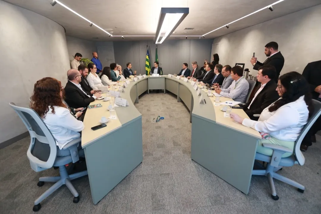 Daniel Vilela recebe vice-embaixador de Israel no Brasil em reunião com secretariado goiano para discutir cooperação em tecnologia