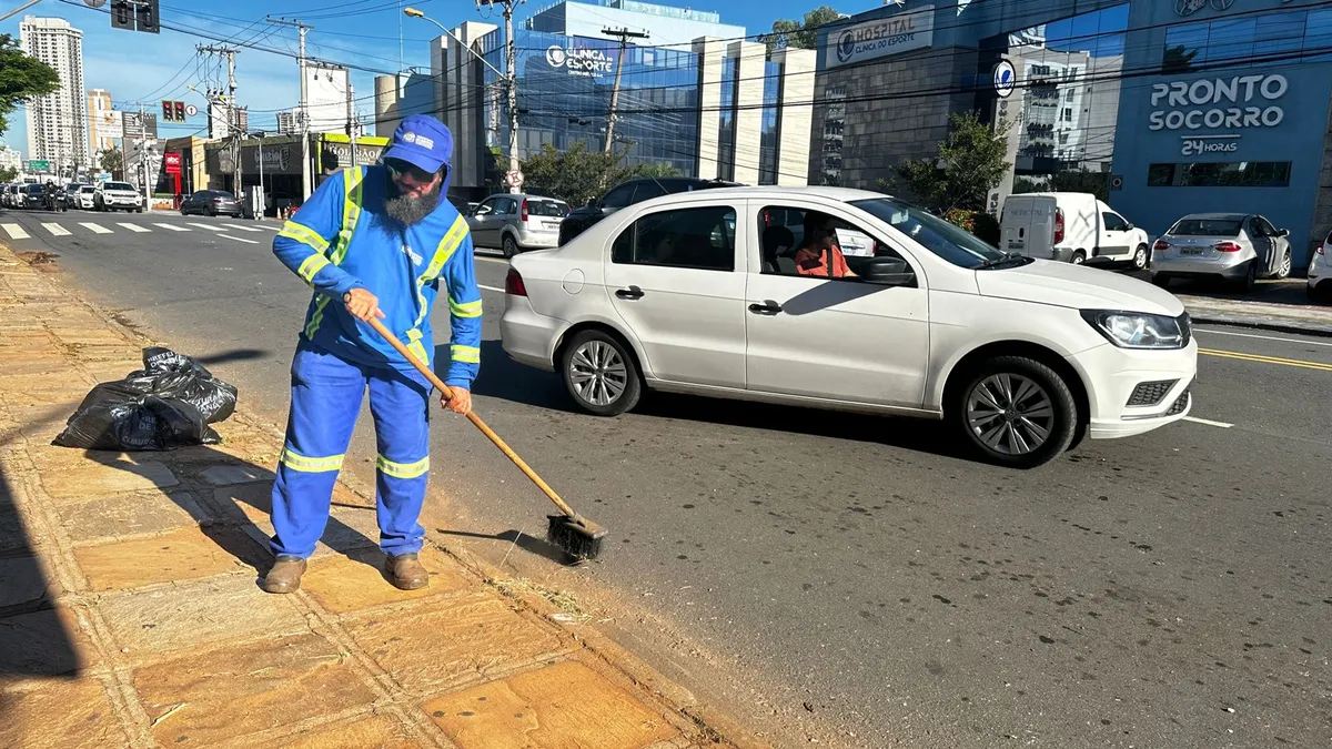 Prefeitura de Goiânia realiza serviços de limpeza e urbanização em 30 praças do Setor Sul