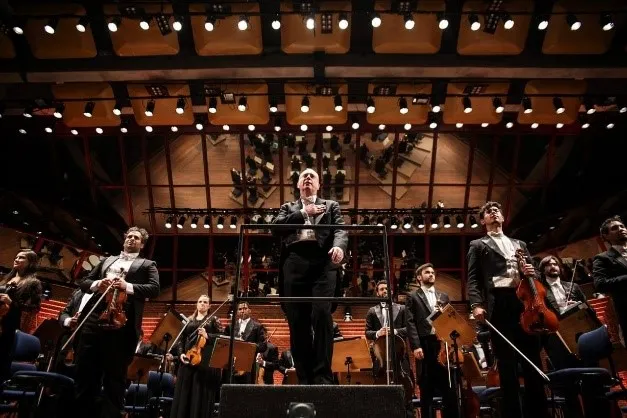 Maestro Neil Thomson regente da Orquestra Filarmônica de Goiânia se apresentará juntamente com a dupla Israel & Rodolffo