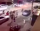 Adolescente atropela grupo após briga