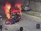Vídeo mostra motociclista arrastado por kombi em chamas