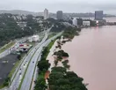 Águas do Guaíba invadem ruas de Porto Alegre